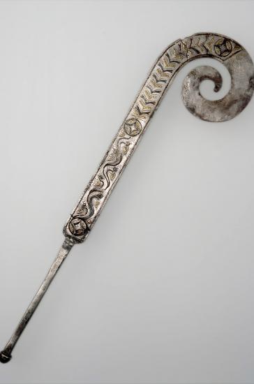 Niellóberakásos ezüst augurbot, előoldal (Fotó: © Magyar Nemzeti Múzeum)
