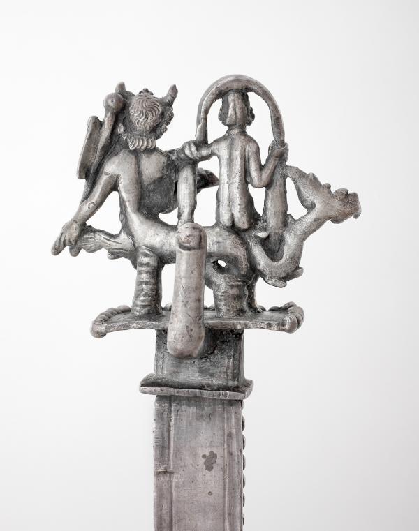 Hook in the shape of a human finger on a crowning joint of the stand       (Photo: András Dabasi, Judit Kardos © Hungarian National Museum)