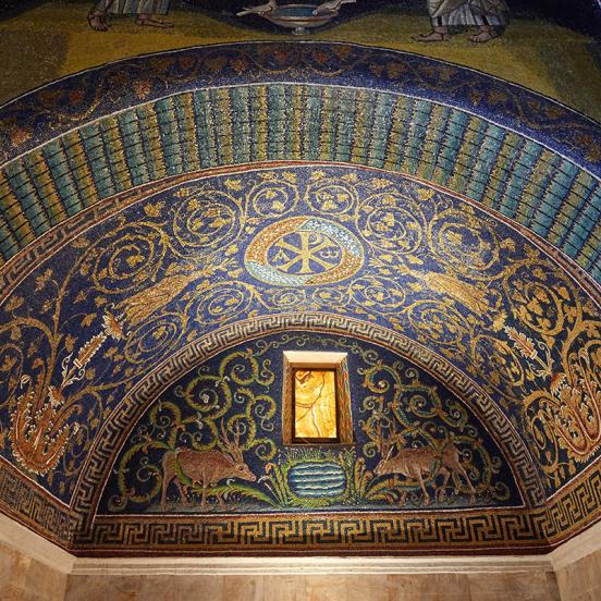 Christogram in the centre of the ceiling decorated with vegetal motifs and animal figures, Mausoleum of Galla Placidia (Photo: © Alamy Stock Photo)