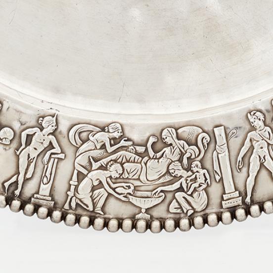 The birth of Achilles on the rim of the platter