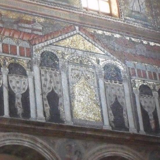 Theodorik palotájának ábrázolása a Sant’Apollinare Nuovo templomban (Fotó: Bencze Ágnes)