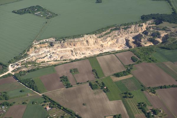 The presumed findspot of the treasure in Kőszárhegy; aerial photo of the Szár Hill quarry