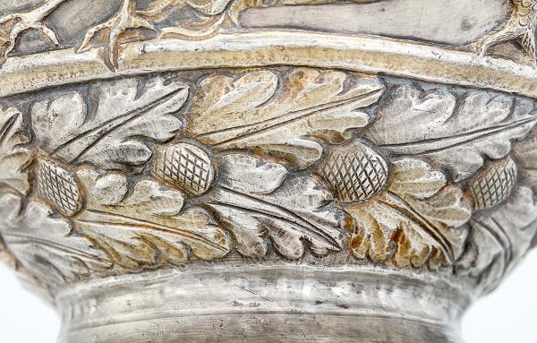 Reliefben megmintázott tölgyfaág az amfora alsó részén
