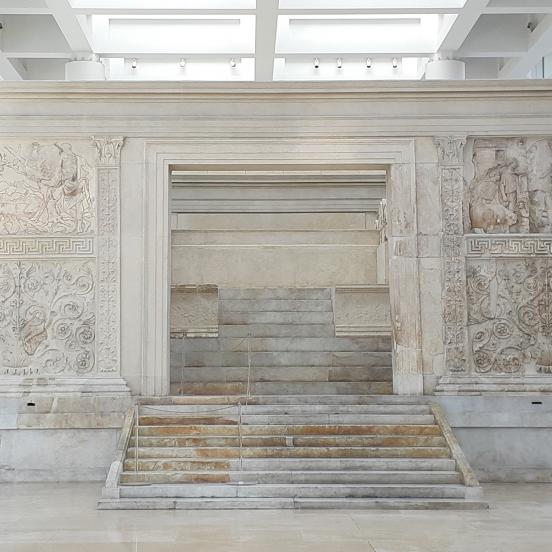 Az augustusi béke oltára Rómában (Fotó: Bencze Ágnes)