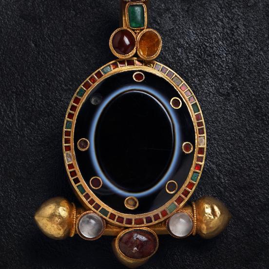 Imperial fibula with onyx (Photo: © Hungarian National Museum)