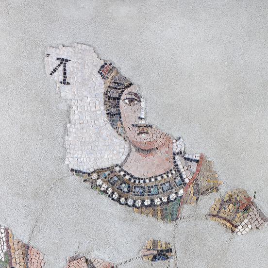 A Római Birodalom egyik nagyvárosát megszemélyesítő városistennő a nagyharsányi villa lakomatermének mozaikjából (Fotó: © Magyar Nemzeti Múzeum)