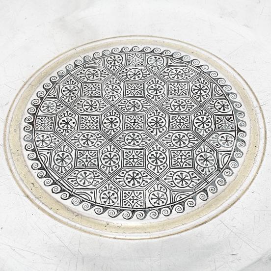 Medallion of the geometric platter