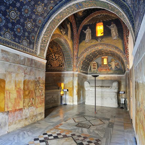 Galla Placidia mauzóleuma, a belső tér a bejárat felől nézve (Fotó: © Alamy Stock)
