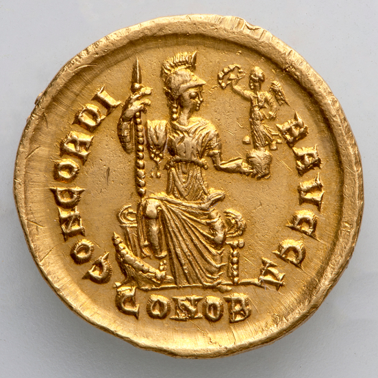 Solidus hátlapján a trónoló Constantinopolis alakjával. Constantinipolisi verde, 397-402 (Fotó: © Magyar Nemzeti Múzeum)